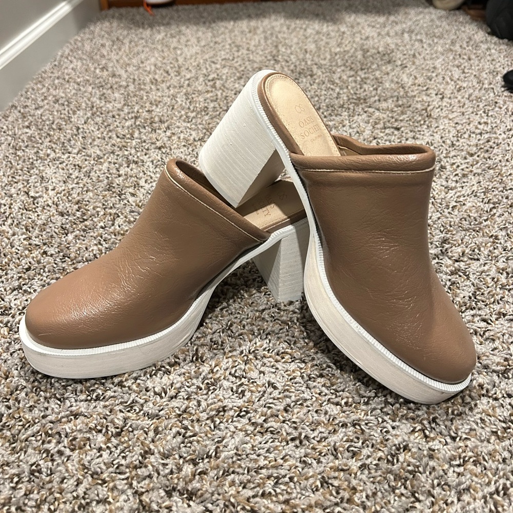 Oasis Society Women’s Mule Heels